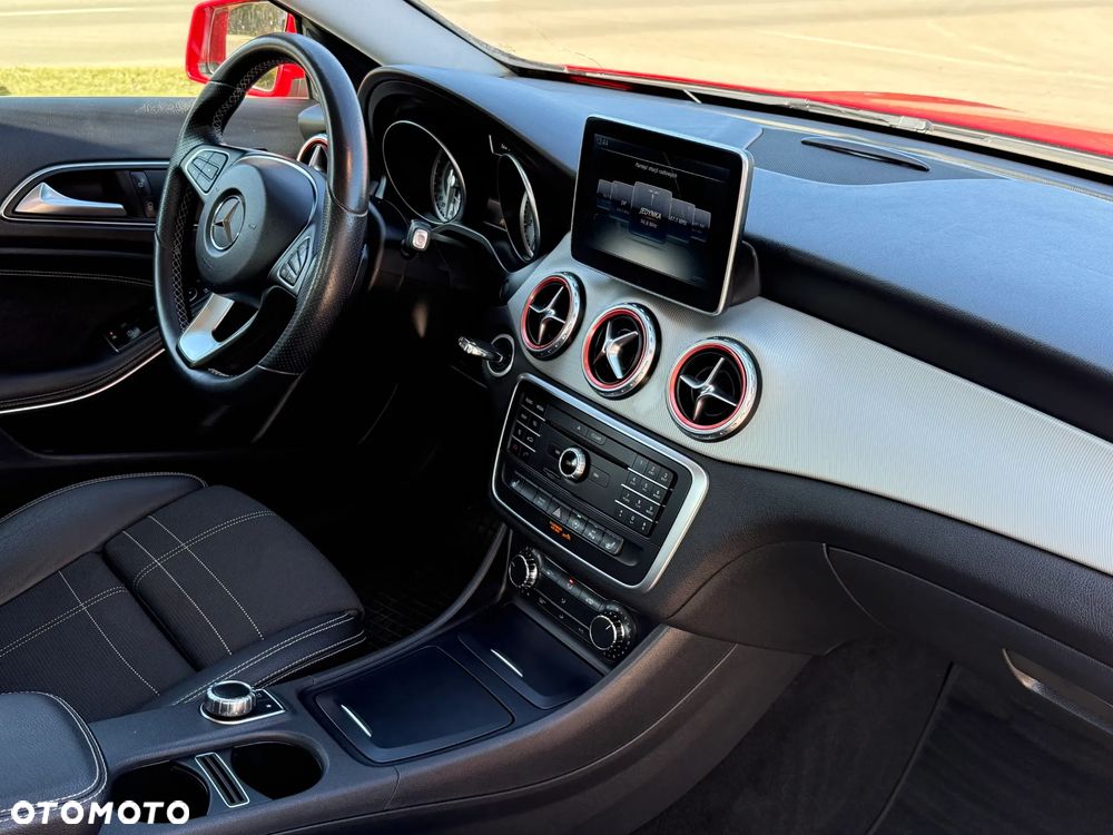 Mercedes-Benz GLA 180 7G-DCT - 13