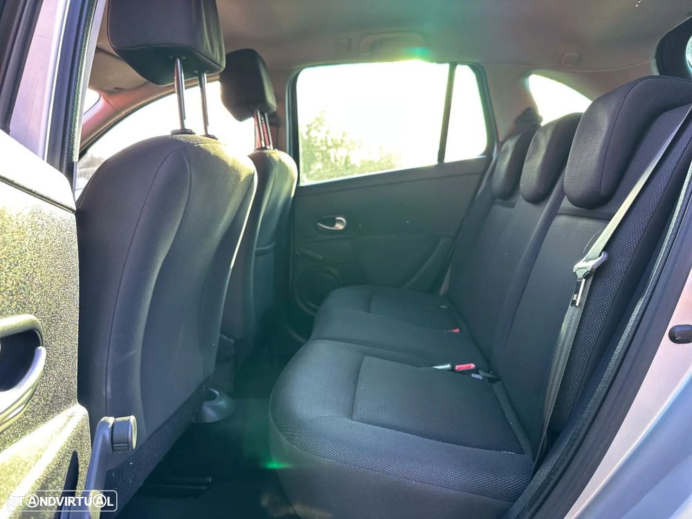 Renault Clio 1.2 16V Confort - 16