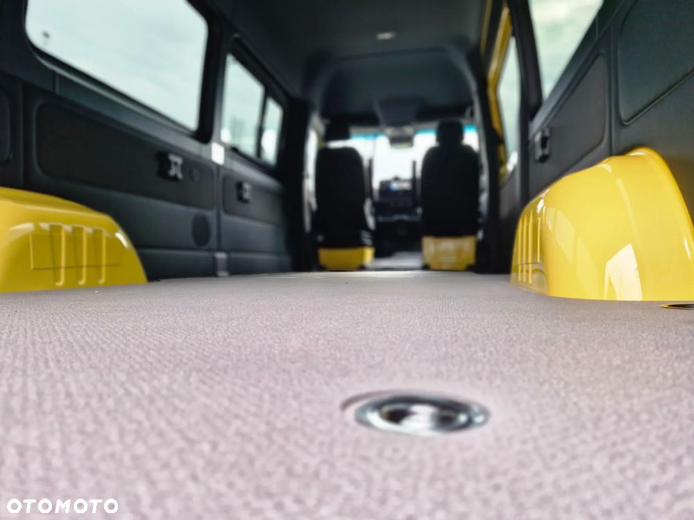 Mercedes-Benz Sprinter - 12