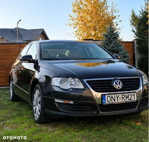 Volkswagen Passat - 1