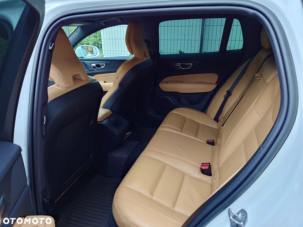 Volvo V60 Cross Country - 17