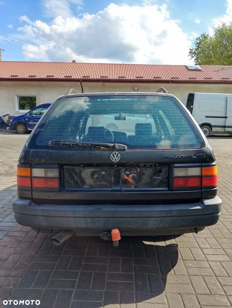 Volkswagen Passat B3 (88-91r.) 1.9 D 68KM. Silnik 1Y Skrzynia ALY pasuje do ALA, ALB, ALS ,ARC,AGC,AFE,AMA lakier LA9V.Cały na części. GWARANCJA !!!  Przód Tył Zestaw Komplet Drzwi Klapa Zderzak Błotnik Maska Grill Atrapa Szyba Pas Lampa Lusterko Boczki Fotel Kanapa Kokpit Deska Rozdzielcza Przełącznik Włącznik Sterownik Przewody Wiązka Instalacja Moduł Komputer Czujnik Listwa Pompa Alternator Wtryski Głowica Rozrusznik Kompresor Sprzęgło Dwumas Silnik Skrzynia ABS Klimatyzacji Paliwa Wspomagania Kolektor Turbina Przepustnica Zawór Chłodnica Koło Hak Belka Sanki Zawieszenie Mcpherson Półoś Amortyzator Wydech Tłumik Zacisk Most - 3
