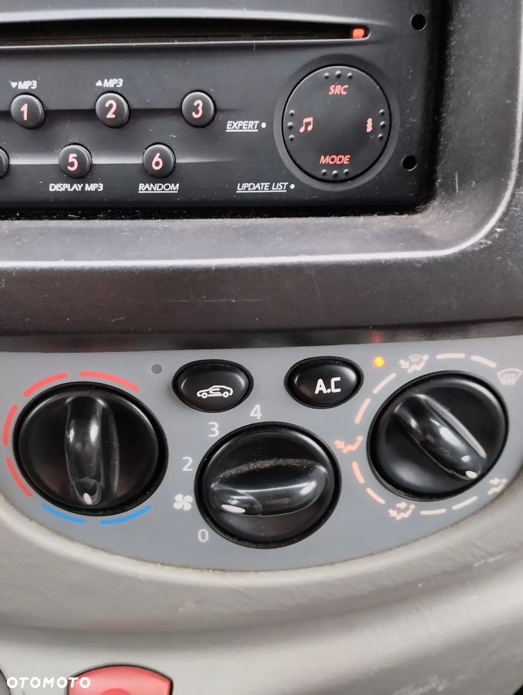 Renault Trafic 2.0 115 KM !!! KLIMA ! SPROWADZONY/ZAREJESTROWANY !!! ŁADNY I ZADBANY !!!Nie Vivaro - 3