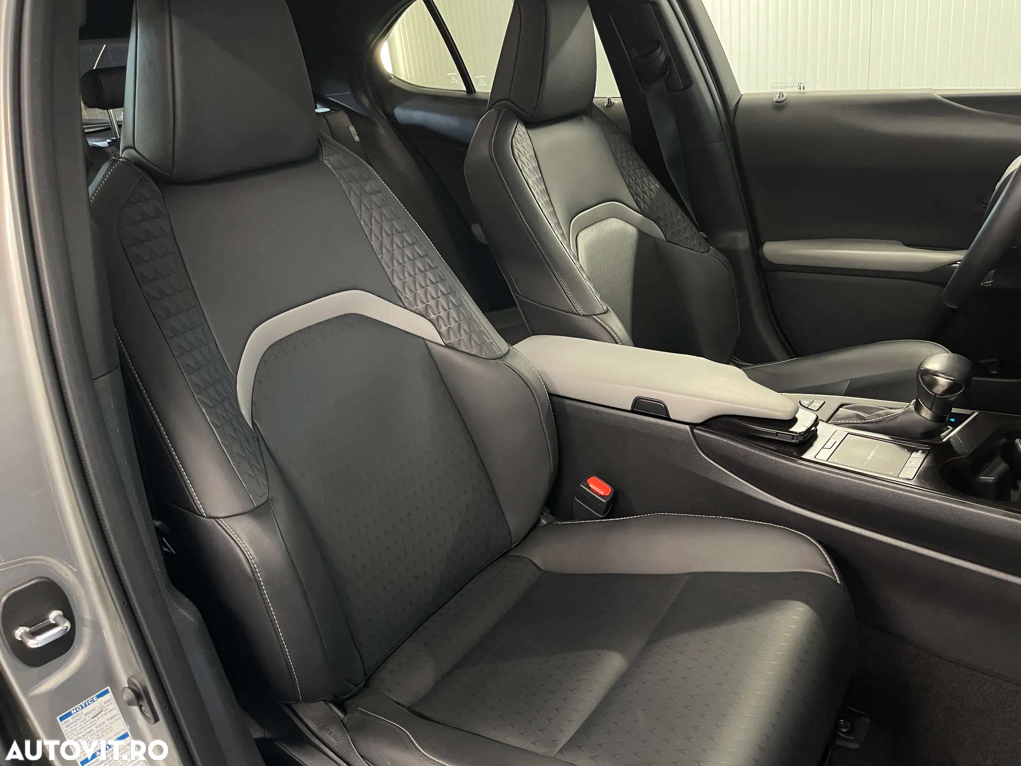 Lexus UX 250h 2.0L HEV 20H- (178 HP) 4X4 CVT Executive - 9