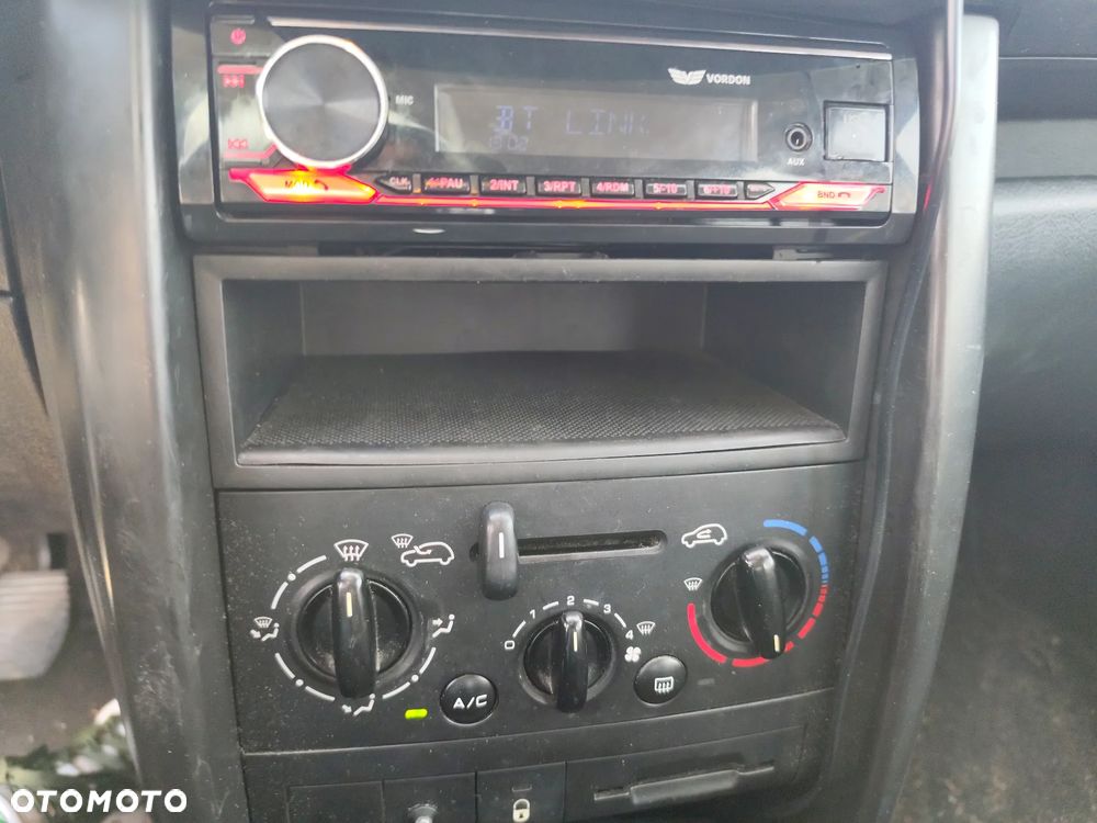 Peugeot 207 1.4 16V Presence - 17