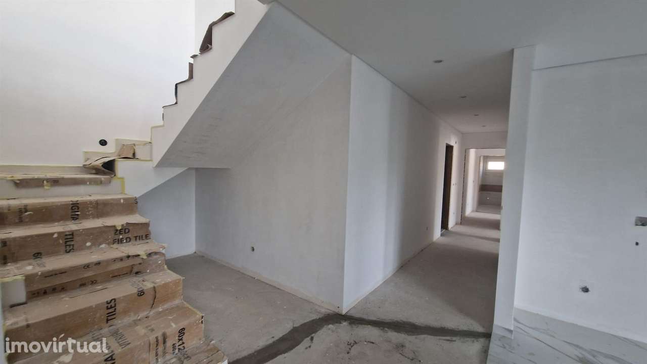 Apartamento T3 1ºandar - A , com garagem e parqueamento. - Grande imagem: 2/39