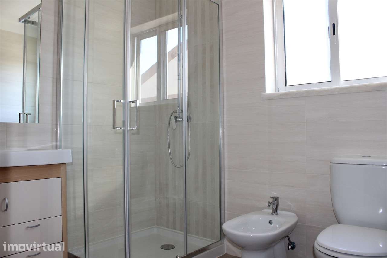 Apartamento T3 / Varandas / Elevador / Lugar de garagem / Sótão/ Cruz - Grande imagem: 5/12