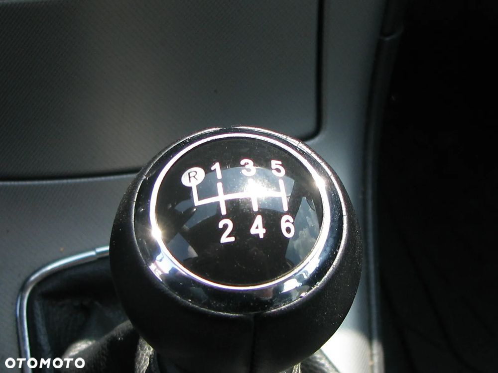 Toyota Avensis 2.0 D-4D Sol - 17
