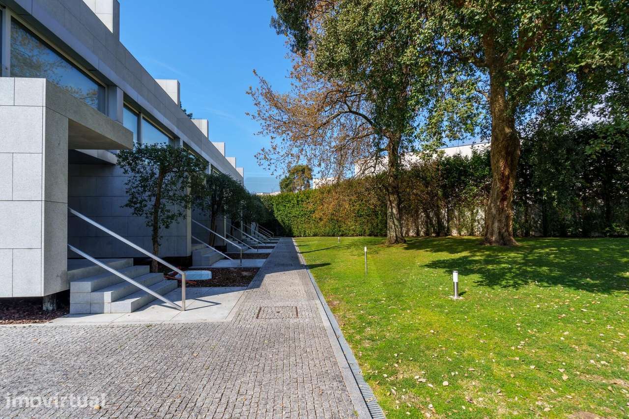 Moradia T4, Varandas, Jardim, 3 Lug. Garagem, Zona da Vilarinha (Porto - Grande imagem: 3/60