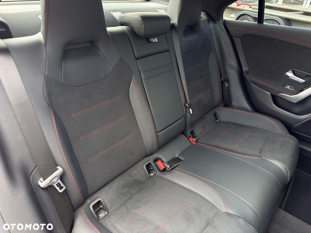 Mercedes-Benz CLA 220 4-Matic AMG Line 7G-DCT - 29