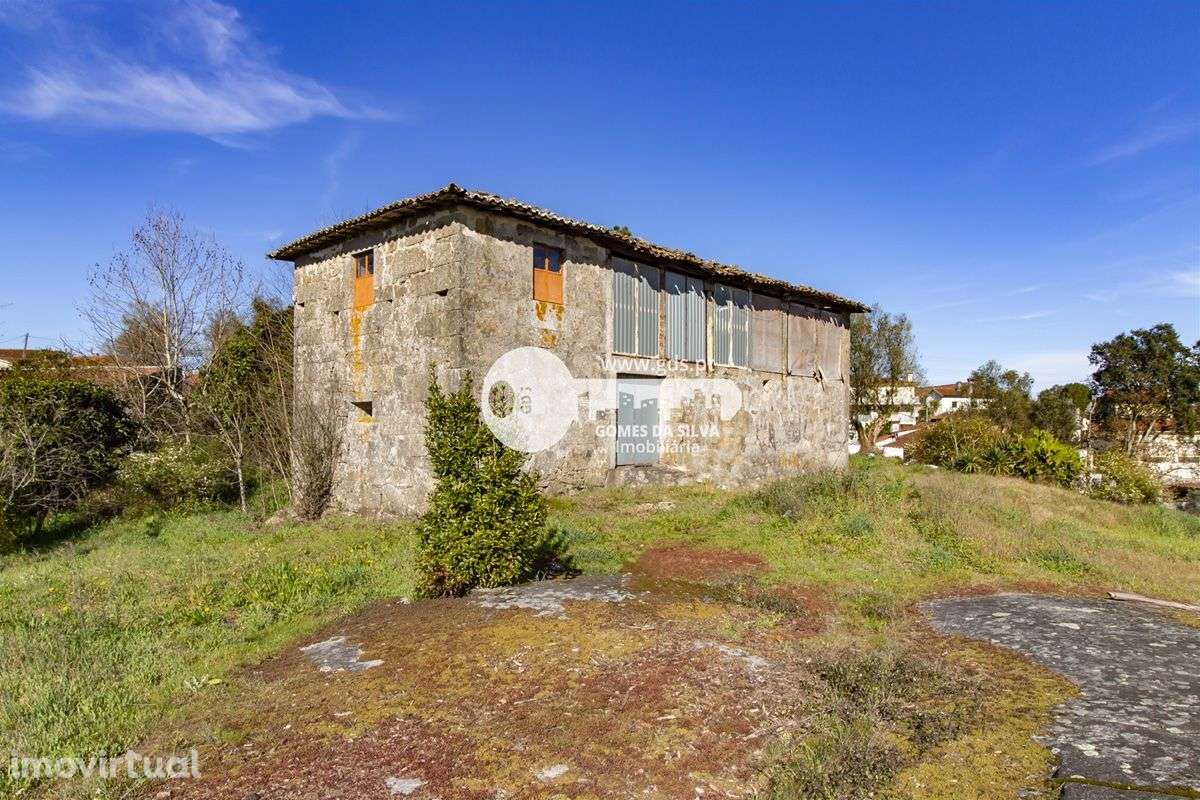 Duas moradias para restauro em Lago - Grande imagem: 2/19