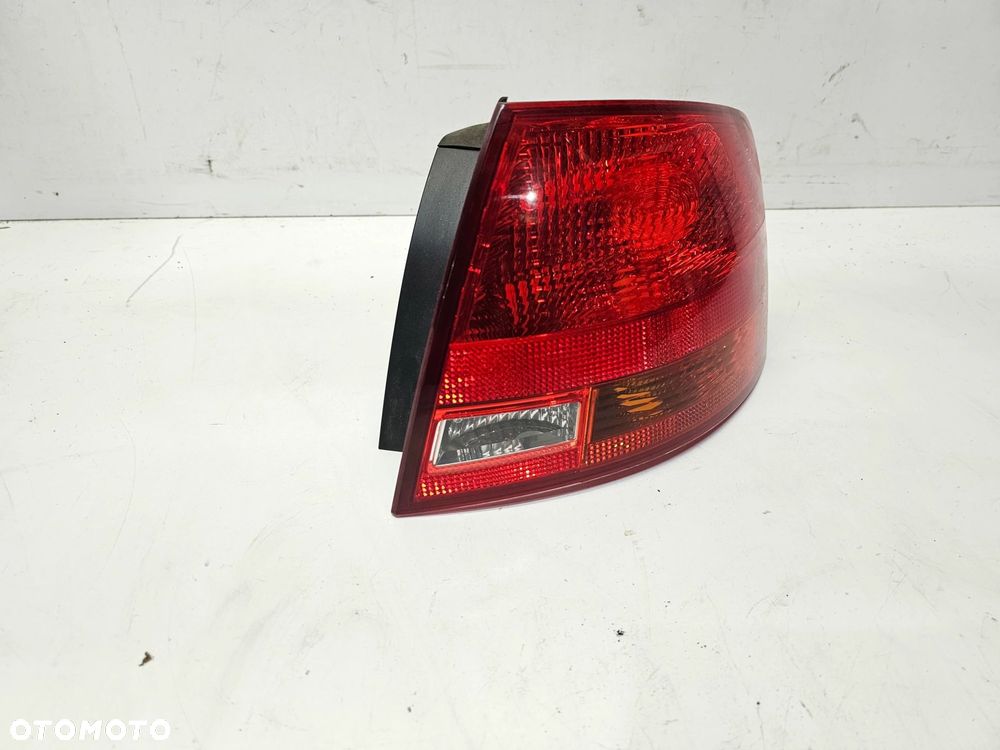 LAMPA PRAWY TYŁ W BŁOTNIK AUDI A4 B7 KOMBI AVANT 8E9945096E ORYGINAŁ - 2
