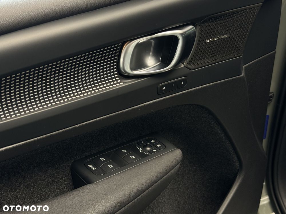 Volvo XC 40 B4 Plus Dark - 24