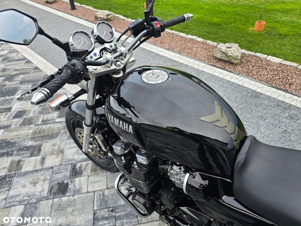 Yamaha XJR - 18