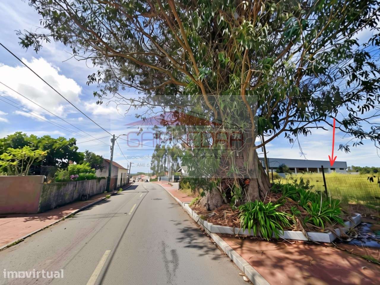 Terreno urbano com 3500m², acesso pavimentado e utilidades - Grande imagem: 4/12