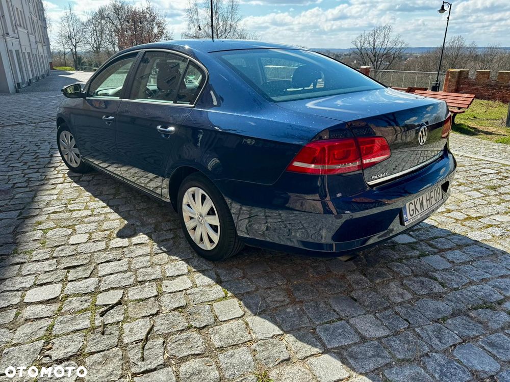 Volkswagen Passat - 4