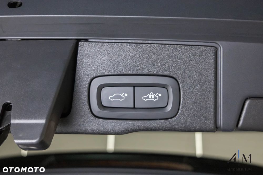 Volvo XC 60 B5 D AWD Ultimate Dark - 36