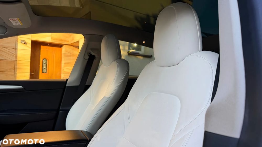 Tesla Model Y Long Range AWD - 20