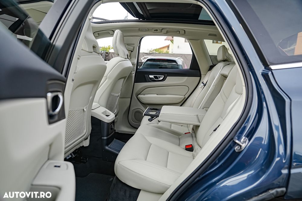 VOLVO XC60 2022 — imagine 13