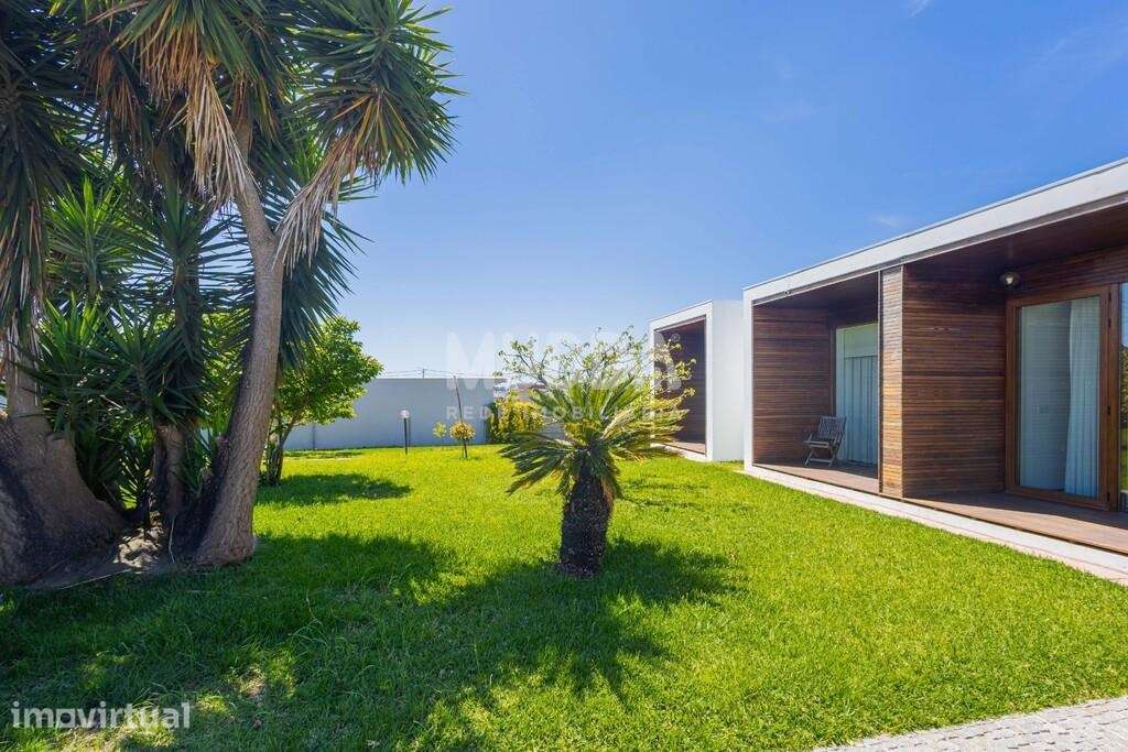 Moradia contemporânea com piscina, horta e uma arquitetura que privile - Grande imagem: 3/57