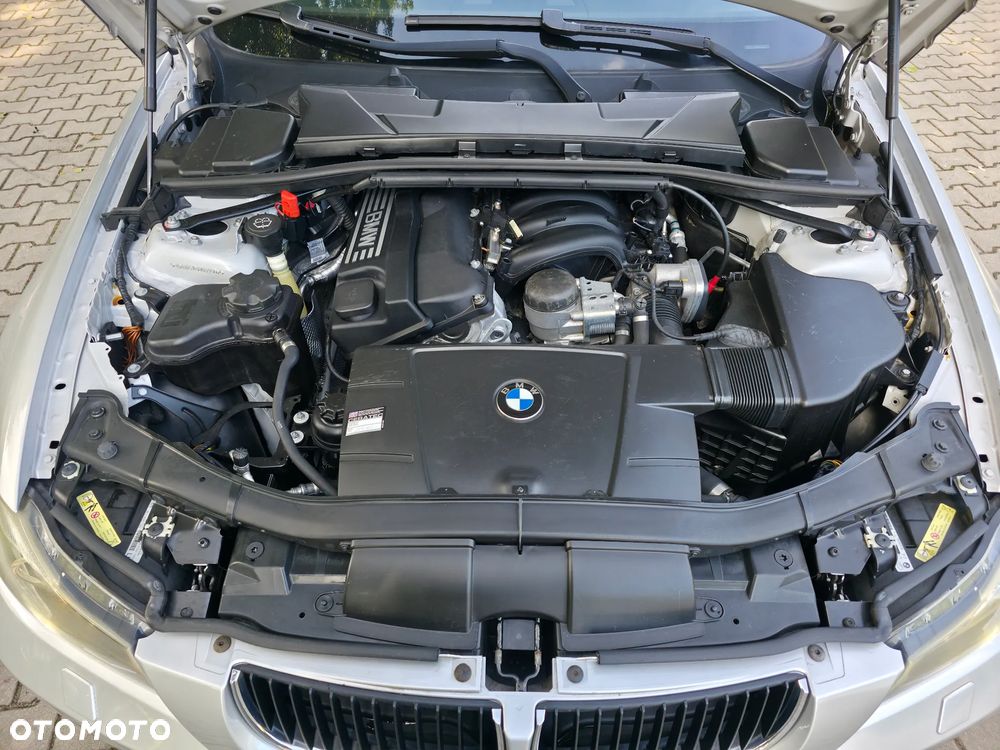 BMW Seria 3 318i Touring - 31