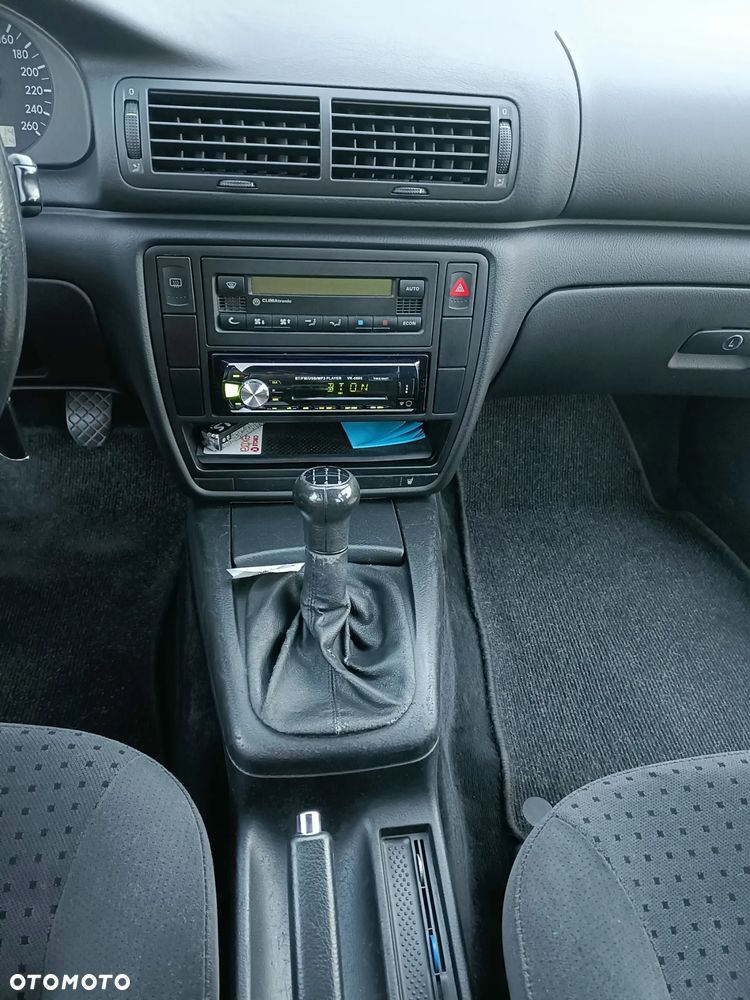 Volkswagen Passat 1.8 Comfortline - 16