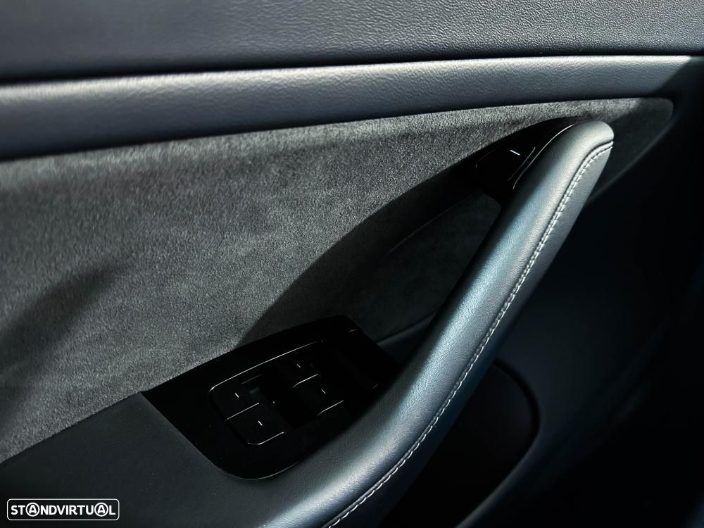 Tesla Model 3 Long-Range Dual Motor AWD - 32