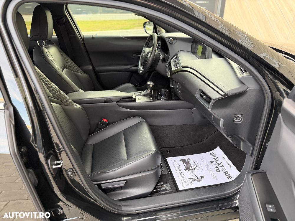 Lexus UX 250h 2.0L HEV 20H- (178 HP) 4X2 CVT Executive - 17