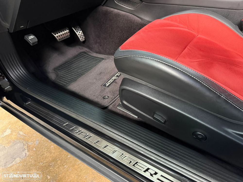 Dodge Challenger Auto SRT Hellcat - 49