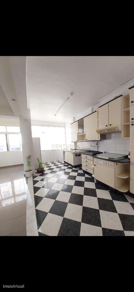 **T2 para Remodelação | Queijas | Rua da Lameira, n.º 4** - Grande imagem: 3/6