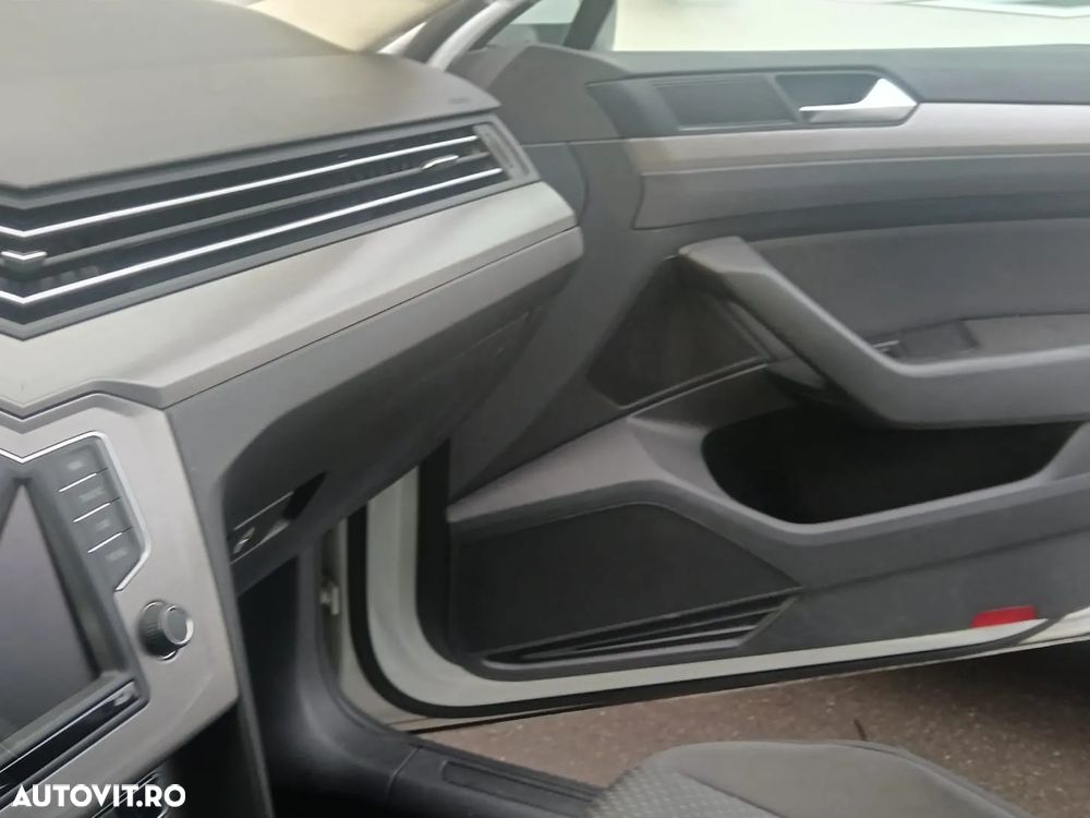 Volkswagen Passat Variant 1.6 TDI SCR BlueMotion Trendline - 12