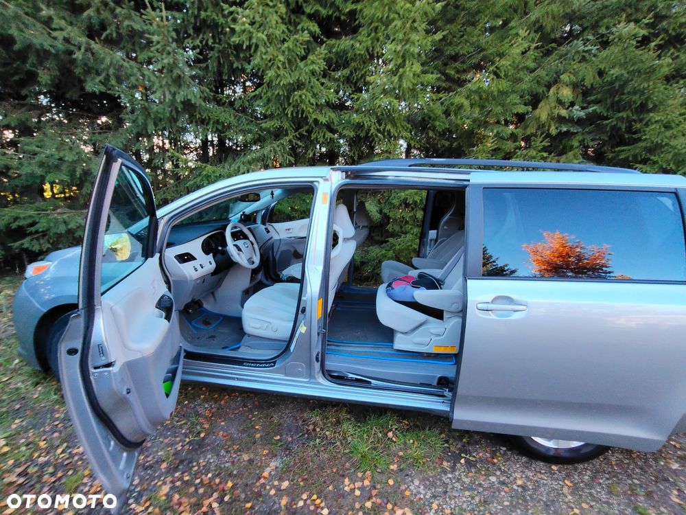 Toyota Sienna 3.5 V6 - 4
