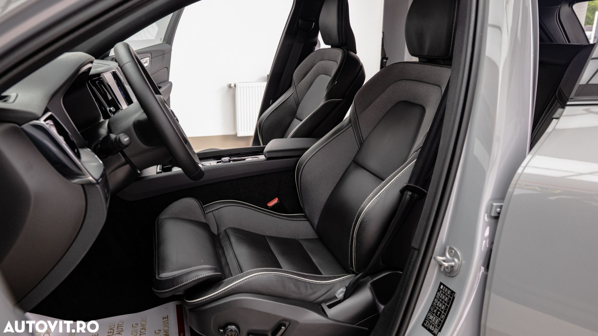 Volvo XC 60 B4 MHEV AT AWD Plus Dark - 12
