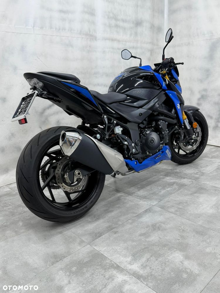 Suzuki GSX - 6