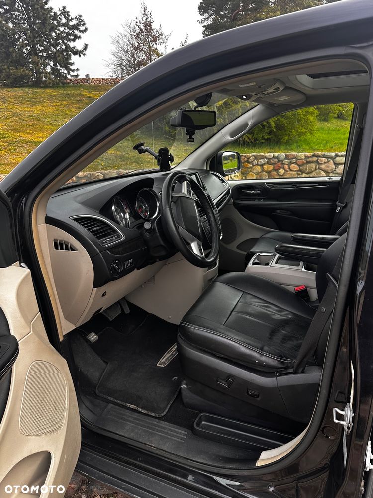 Chrysler Town & Country 3.6 Limited - 19