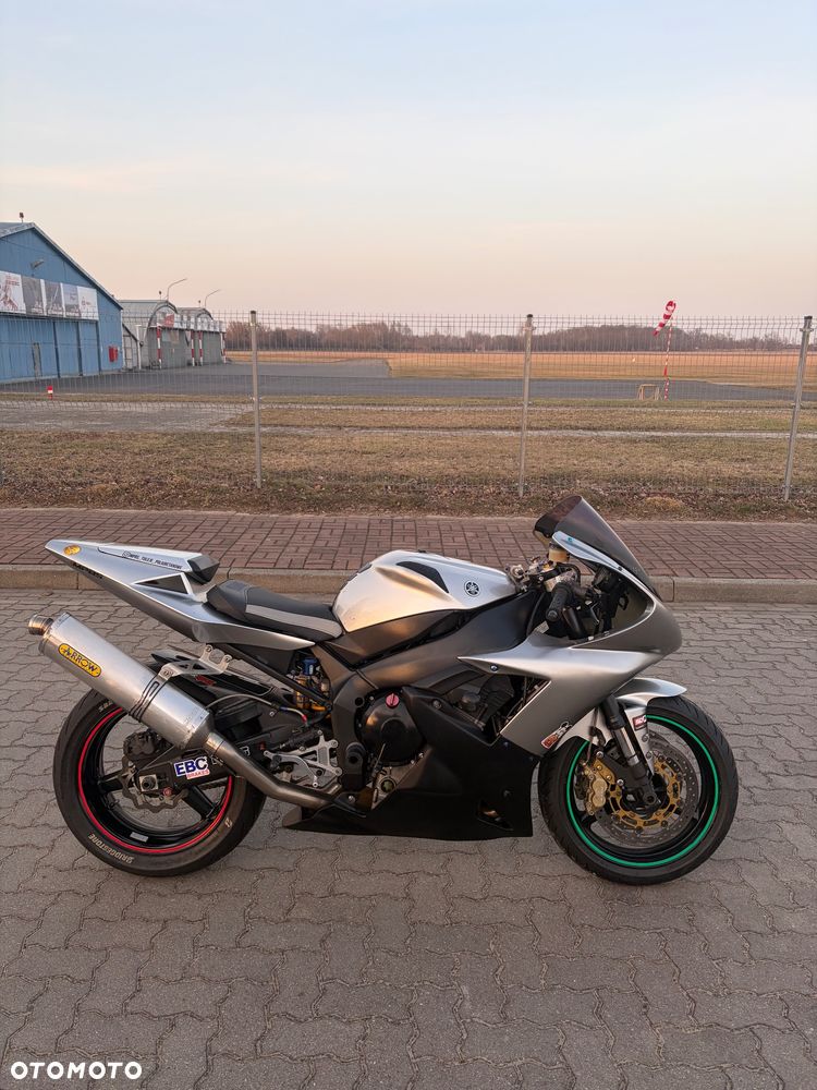 Yamaha R1 - 1