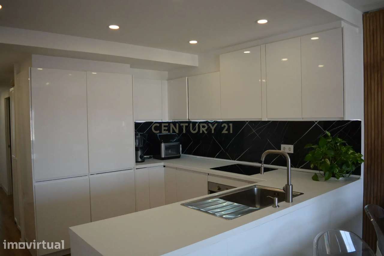 T3 Convertido em dois Apartamentos Independentes | Vista Cristo Rei | - Grande imagem: 4/43