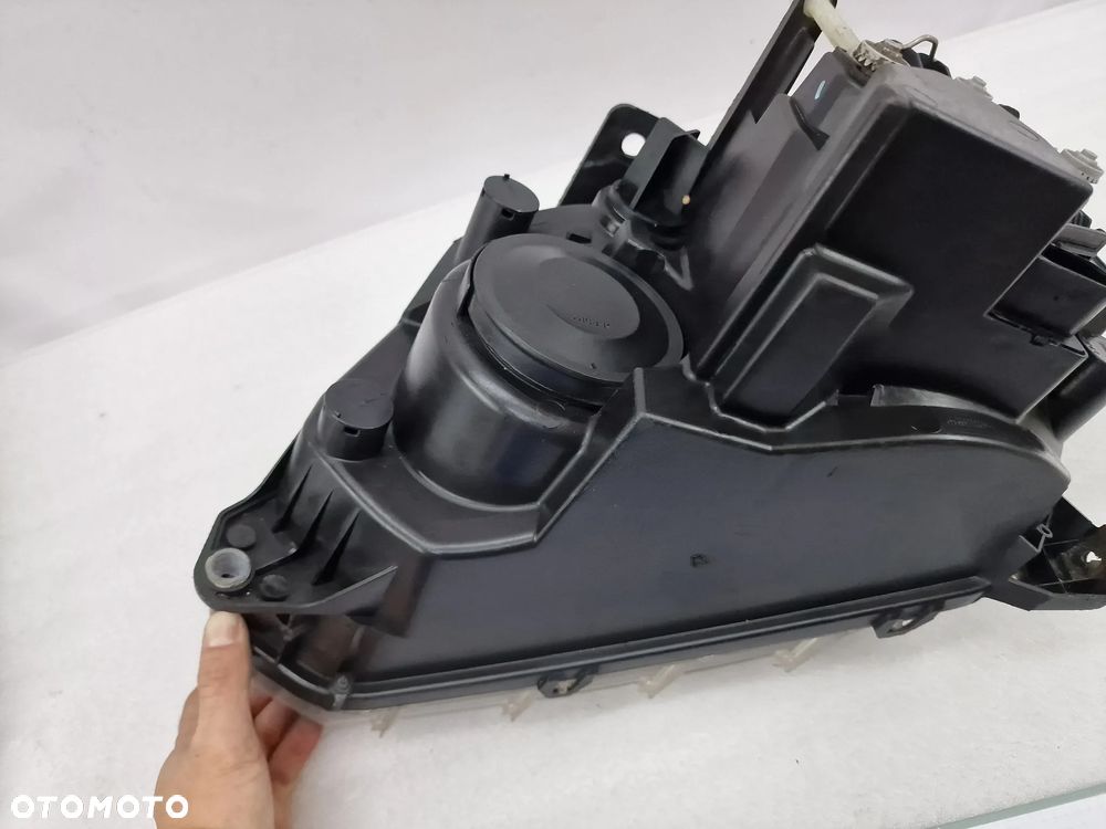 VW AMAROK 2H 09- PRAWA LAMPA PRZEDNIA PRZÓD , NR AUKCJI LA102 - 13