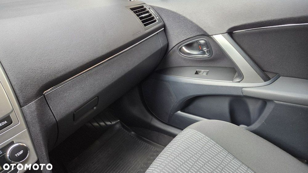 Toyota Avensis - 28