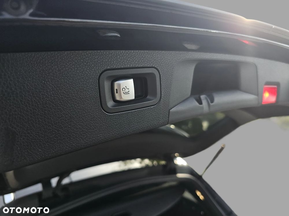Mercedes-Benz Klasa E 220 d 9G-TRONIC - 28