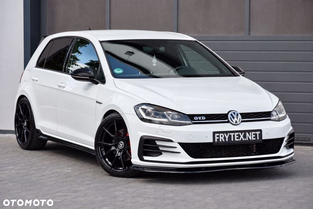 Volkswagen Golf - 1