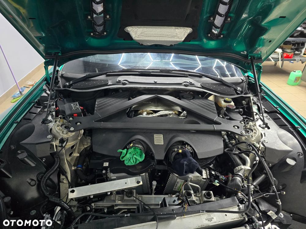 Aston Martin Vantage - 9