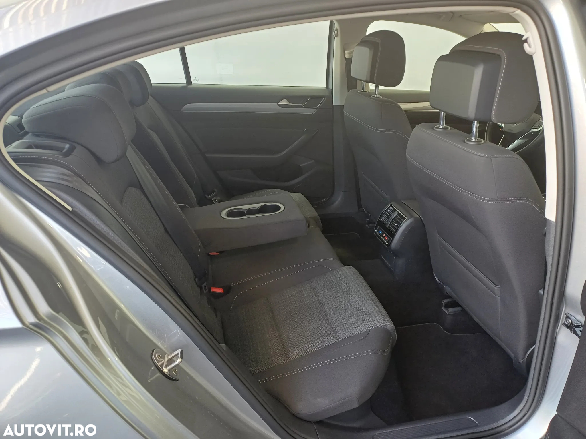 Volkswagen Passat 2.0 TDI DSG Comfortline - 34