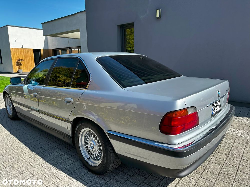 BMW Seria 7 740i V8 - 12