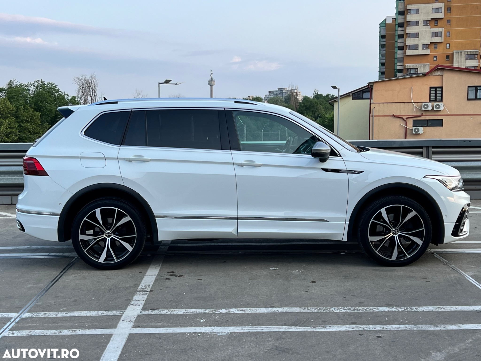 Volkswagen Tiguan Allspace 2.0 TDI 4Mot DSG R-Line - 29
