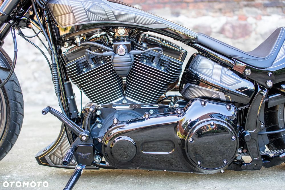 Harley-Davidson Softail Breakout - 24