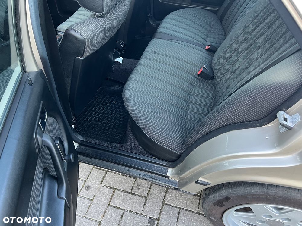 Mercedes-Benz W201 (190) - 19