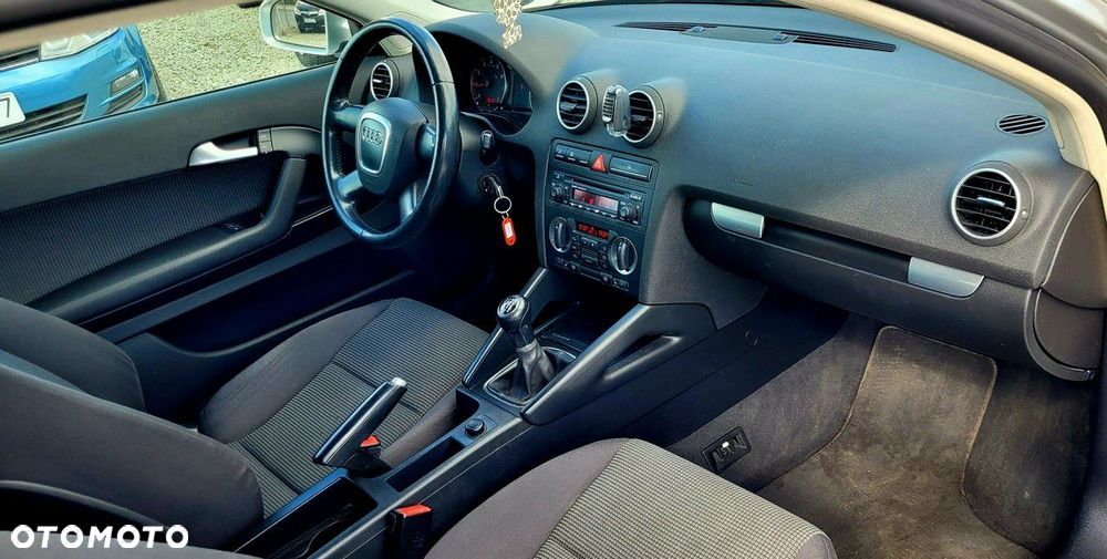 Audi A3 3-drzwiowe 1.6 FSI Attraction - 16