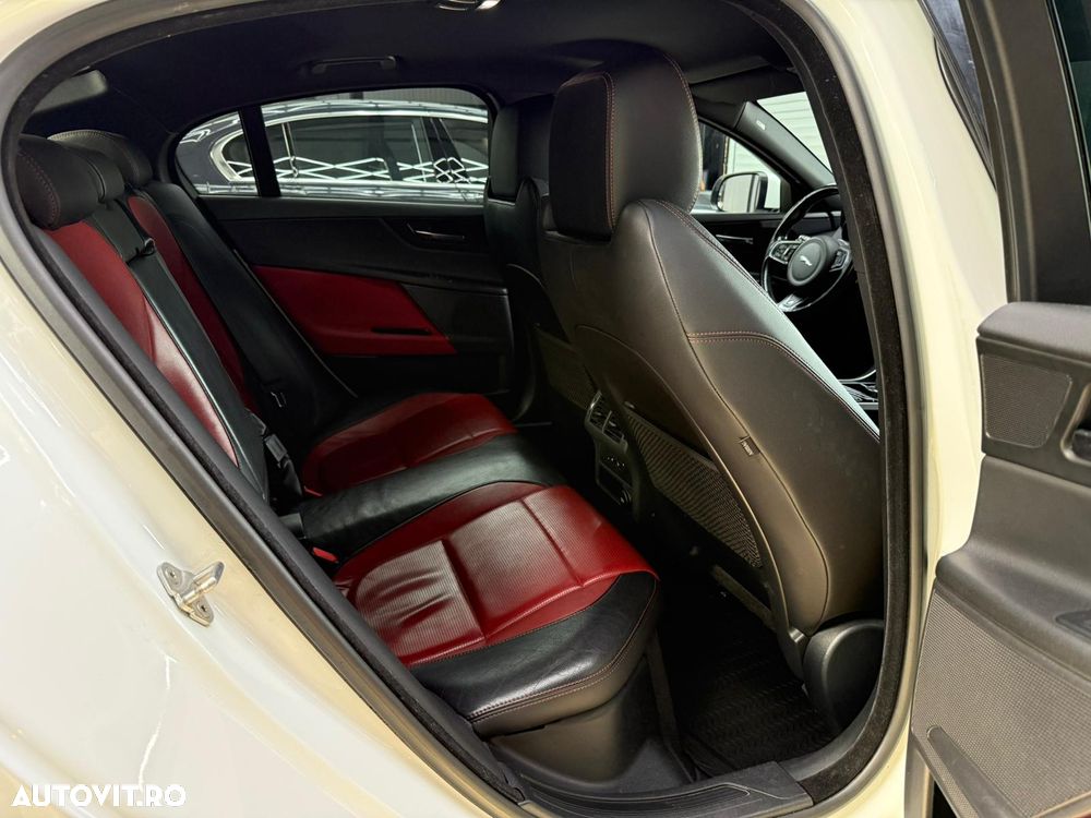 Jaguar XE 2.0 AWD R-Sport - 27