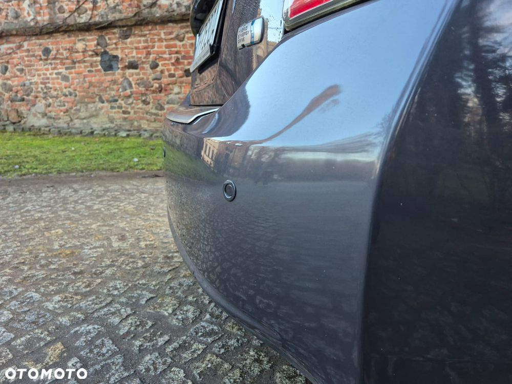 Toyota Prius (Hybrid) Executive - 13